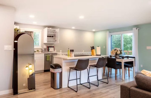 Bryn Mawr-Skyway House | Modern Remodeled 3 BR+2 BA Upper Unit near Airport