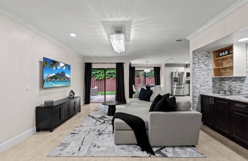 Wellington House | Modern, remodeled, pool table in Wellington!