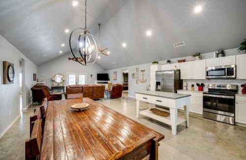 Kingston House | Modern Retreat with Gas Grill - Walk to Lake Texoma!
