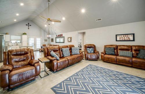 Kingston House | Modern Retreat with Gas Grill - Walk to Lake Texoma!
