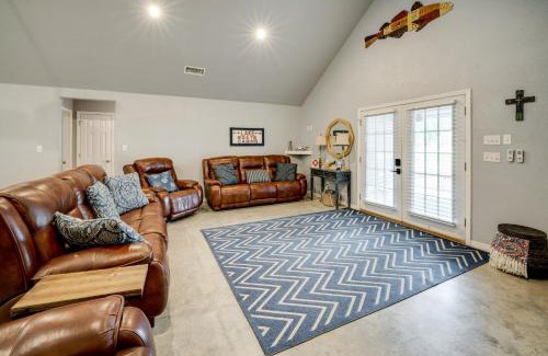 Kingston House | Modern Retreat with Gas Grill - Walk to Lake Texoma!