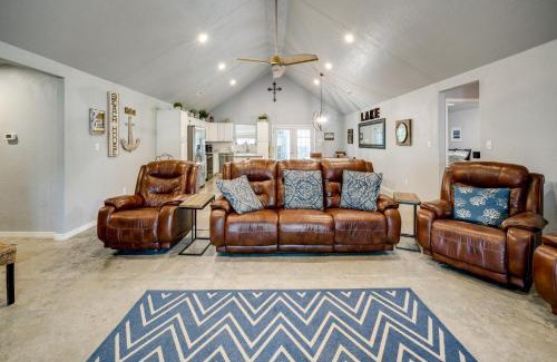 Kingston House | Modern Retreat with Gas Grill - Walk to Lake Texoma!