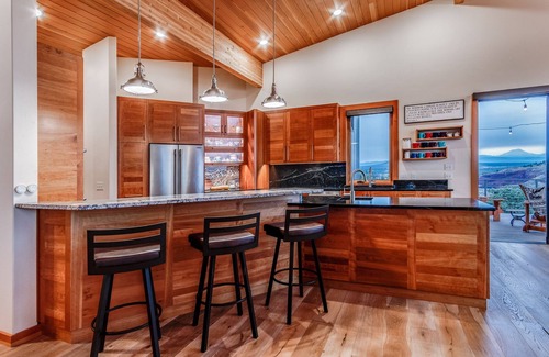 Terrebonne House | Modern Retreat with Cascade & Smith Rock Views