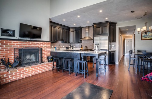 Plymouth House | Modern Romantic Townhouse in the Heart of the White Mountains