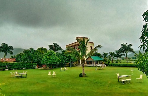 Pushkar Resort | Modern Room at Lush Green Resort Near to Lake and Downtown