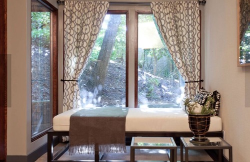 Hillsborough Hills House | Modern San Francisco Bay Area home. Close to museums, beaches & zoo