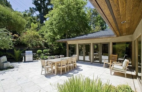 Hillsborough Hills House | Modern San Francisco Bay Area home. Close to museums, beaches & zoo