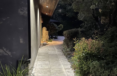 Hillsborough Hills House | Modern San Francisco Bay Area home. Close to museums, beaches & zoo
