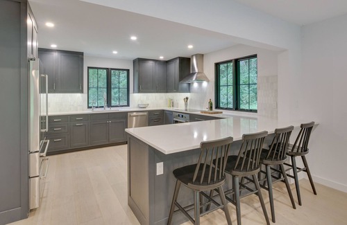 Sharon House | Modern Sharon Farmhouse: Spacious, Patio, Views