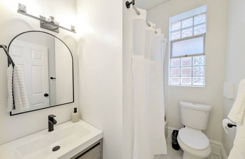 Shaw House | Modern Shaw Retreat -Office, Family, & Pet FriendlynWalkable to Tower Grove Park