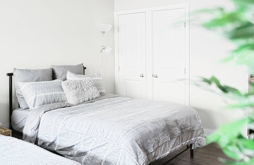 Harrison Hot Springs Apartment | Modern Sleek: ♔Steps to Harrison Lake | 2 Double | FREE Parking♔