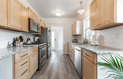 Richmond House | Modern, Sleek & Stylish: 2 blocks from Hawthorne!