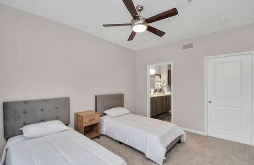 South Central Houston Apartment | Modern Solstice near MED CTR & NRG