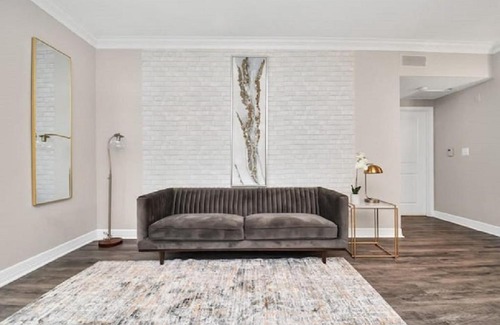 South Central Houston Apartment | Modern Solstice near MED CTR & NRG