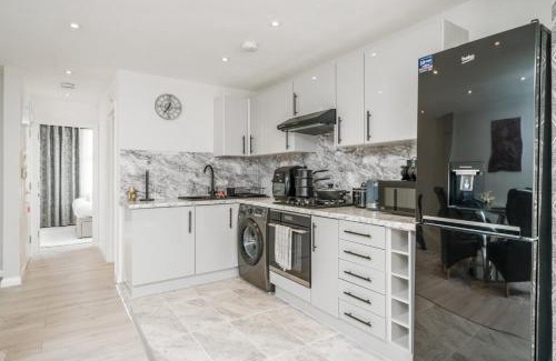 Abbey Apartment | Modern South Wimbledon Stay