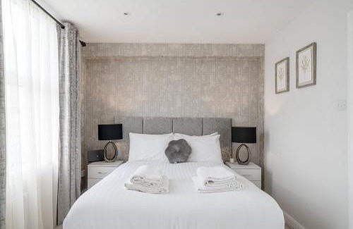 Abbey Apartment | Modern South Wimbledon Stay