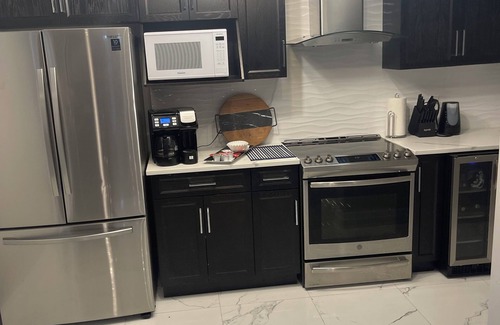Windsor House | Modern Spacious 1 bedroom and a den home (Lower Unit)