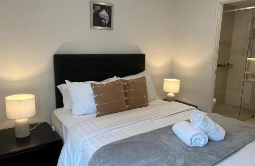 Box Hill Apartment | Modern & Spacious 2 Bed 2 Bath Apartment with Parking