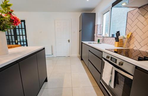 Galway House | Modern & Spacious 3 Bed House