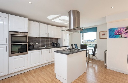 City Centre Glasgow Apartment | Modern, spacious 3-bedroom apartment in the heart of Glasgow's city centre. Sleeps 7.