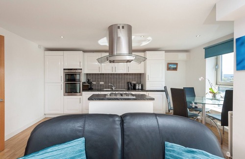 City Centre Glasgow Apartment | Modern, spacious 3-bedroom apartment in the heart of Glasgow's city centre. Sleeps 7.