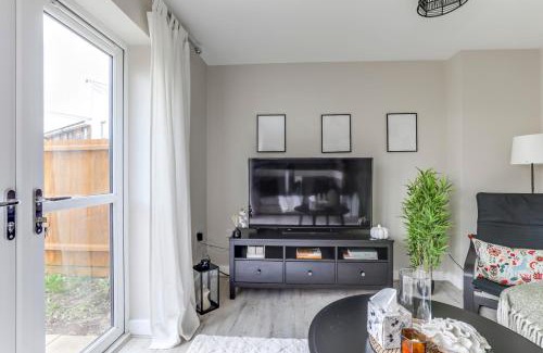 Peterborough House | Modern, spacious house near town