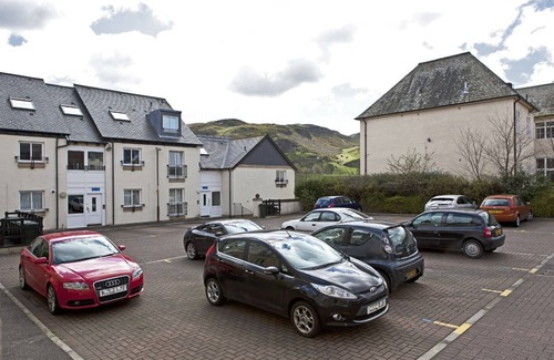 Gifford Apartment | MODERN, SPECIOUS, CENTRAL LOCATION, 3 BEDROOMS , 2 BATHROOMS , FREE CAR PAR
