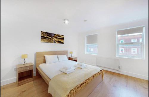 Whitechapel Apartment | Modern split level 1 bedroom flat in Aldgate