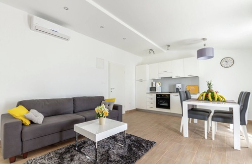 Kastel Stari Apartment | Modern Stay in Kaštel Stari