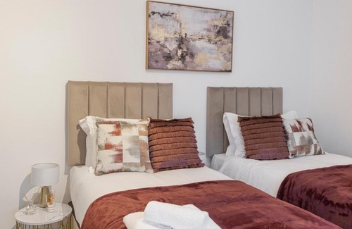Brent Cross Apartment | Modern Studio 3 min walk to Tube station nw11