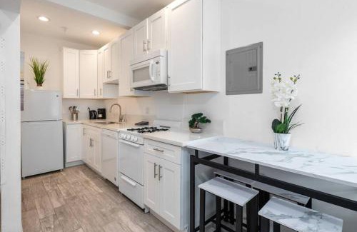Pico - Robertson House | Modern Studio Gem: Perfect for Four