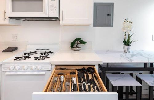 Pico - Robertson House | Modern Studio Gem: Perfect for Four