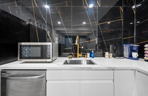 Neartown Apartment | Modern Studio Retreat with Free Park