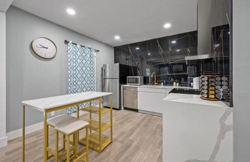 Neartown Apartment | Modern Studio Retreat with Free Park