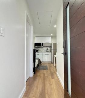 Del Rey Apartment | Modern Studio Stylish &Cozy Ieft Unit