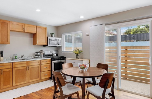 Grant Hill House | Modern Studio w/Pool & Hot Tub Near Beaches & Downtown | Briggs