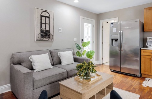 Grant Hill House | Modern Studio w/Pool & Hot Tub Near Beaches & Downtown | Briggs