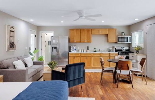 Grant Hill House | Modern Studio w/Pool & Hot Tub Near Beaches & Downtown | Briggs