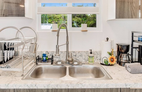 Keaau Apartment | Modern studio with gated access, lanai, kitchenette, & private washer and dryer