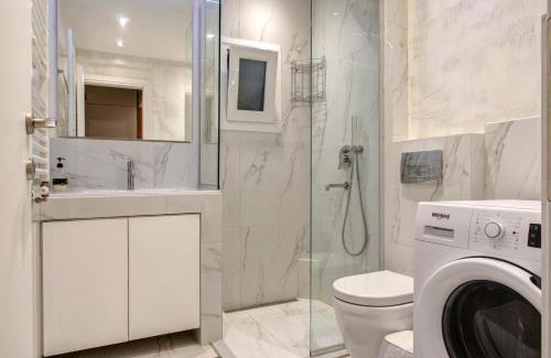 Vardaris Apartment | modern style home near the train station