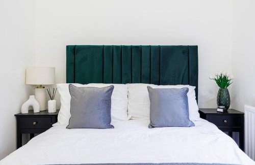 Southend-on-Sea Apartment | Modern & Stylish 2BR - CITY CENTRE Nr High Street & C2C by Luxiety Stays