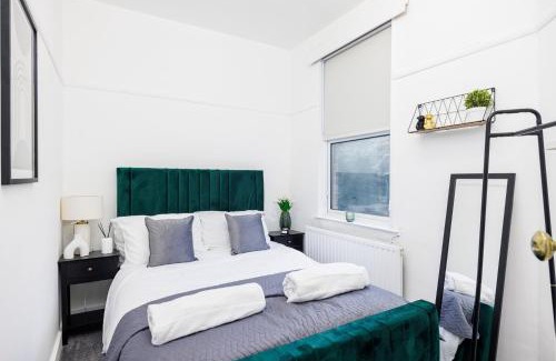 Southend-on-Sea Apartment | Modern & Stylish 2BR - CITY CENTRE Nr High Street & C2C by Luxiety Stays