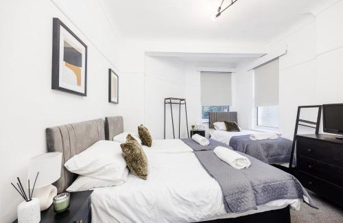 Southend-on-Sea Apartment | Modern & Stylish 2BR - CITY CENTRE Nr High Street & C2C by Luxiety Stays