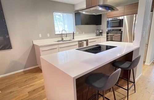 Corvallis House | MODERN, STYLISH HOME w/open floor concept in top location, fully equipped