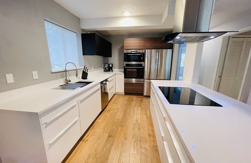 Corvallis House | MODERN, STYLISH HOME w/open floor concept in top location, fully equipped