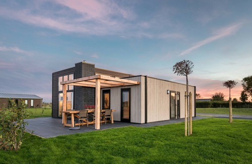 Herkingen House | Modern, sustainably built bungalow between 2 nature reserves