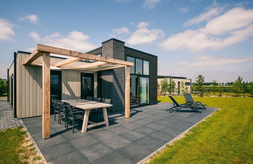 Herkingen House | Modern, sustainably built bungalow between 2 nature reserves