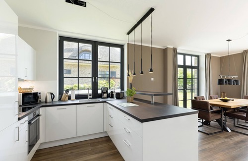 Hohenkirchen House | Modern thatched house "Haus Seeblick" with fireplace and sauna near the beach