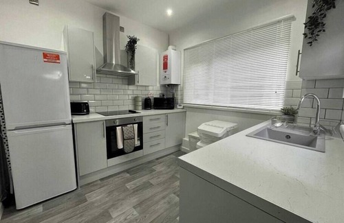 Margam Apartment | Modern Tree View House- TV in every Bedroom!