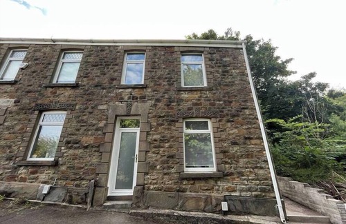 Margam Apartment | Modern Tree View House- TV in every Bedroom!